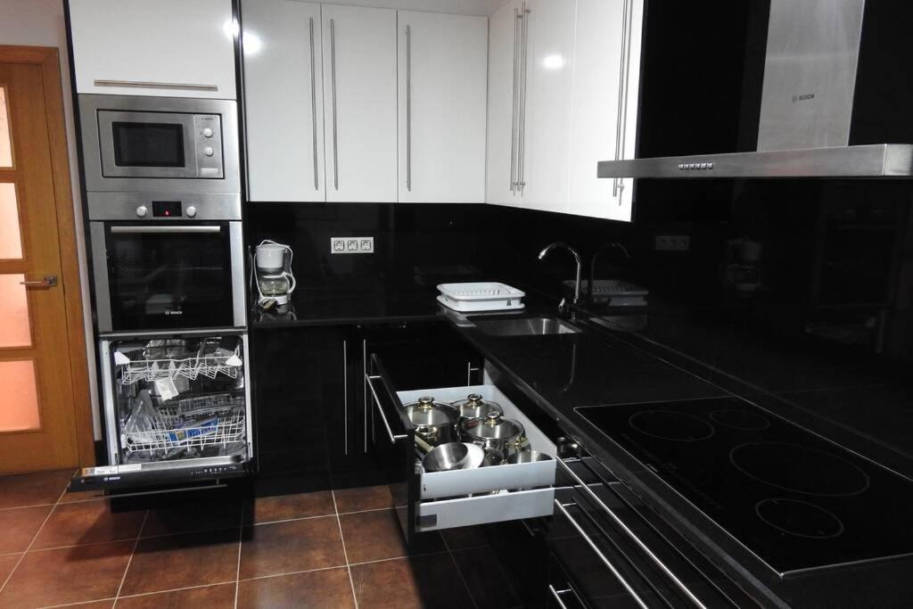 Apartamento De 4 Dormitorios En Camarinas Exterior photo